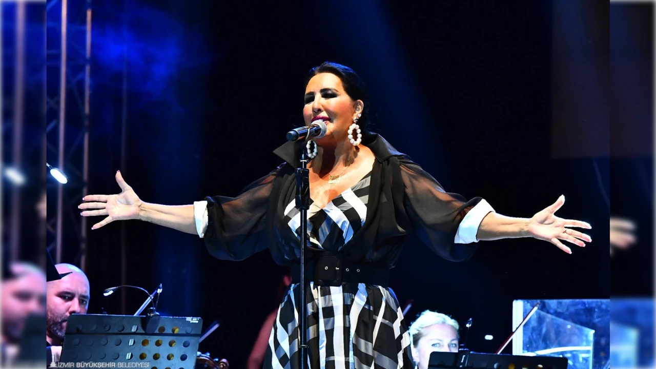 Nükhet Duru’dan Harbiye’de cesur şov: 71 yaşında sahneyi salladı