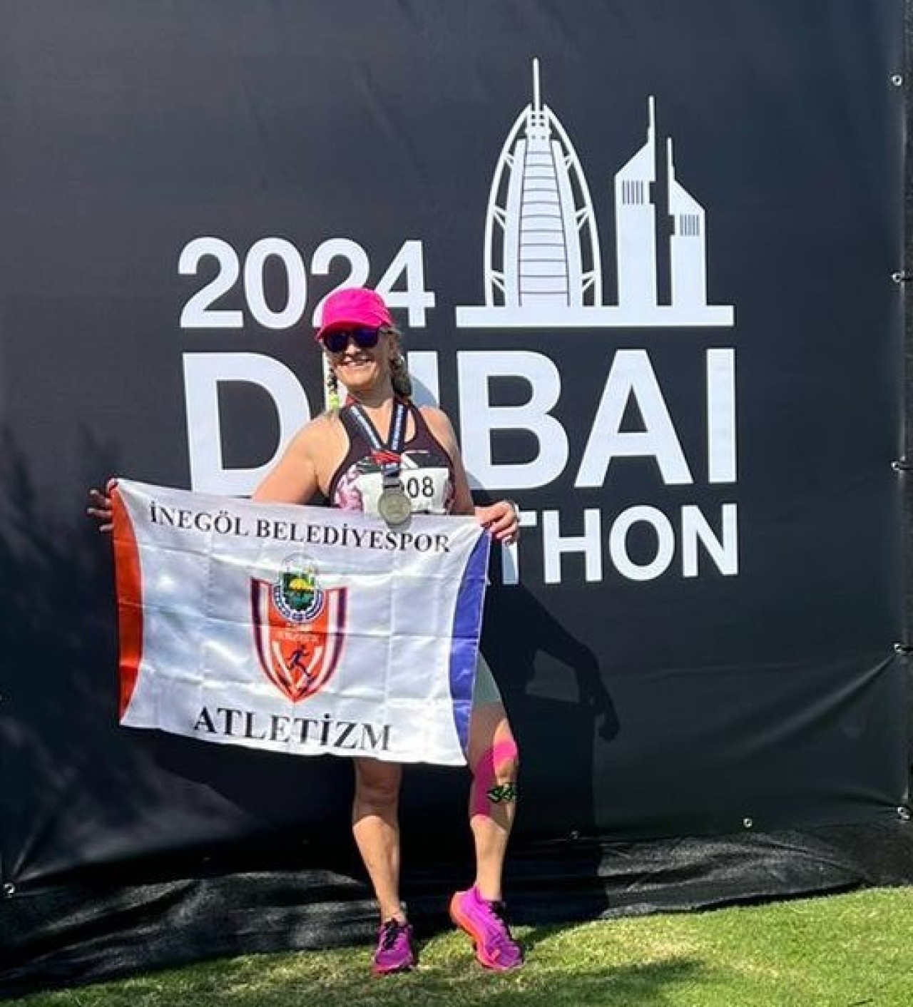 İnegöllü Kadın Sporcu Dubai Maratonunda Koştu