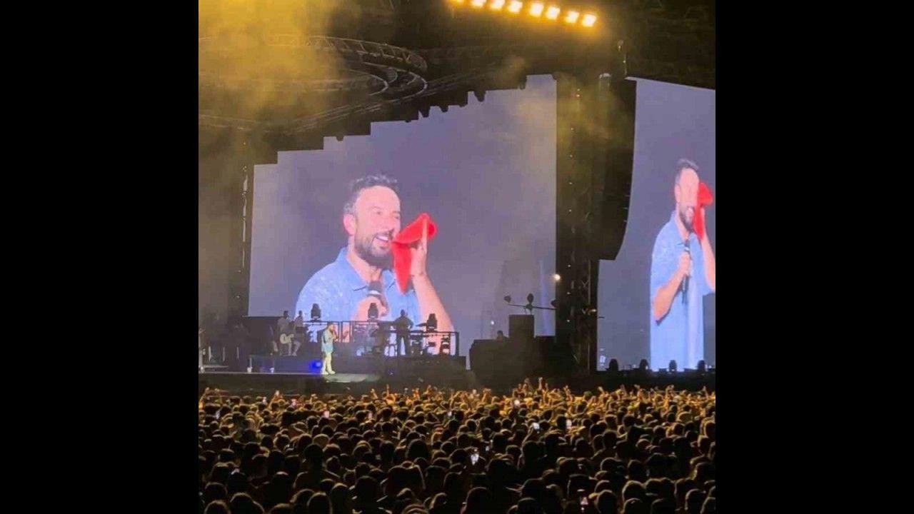 Samsun’da konser veren Tarkan, seyircilerin isteği üzerine terini sildiği havluyu insanlara attı