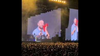 Samsun’da konser veren Tarkan, seyircilerin isteği üzerine terini sildiği havluyu insanlara attı