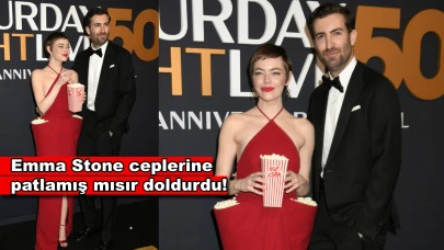 Emma Stone Kırmızı Halıya Elbisenin Ceplerine Patlamış Mısır Doldurup Çıktı!