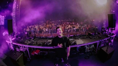 Mahmut Orhan’dan yazın en elektronik dokunuşu: Çeşme Sommer Klein’da büyüleyici gece