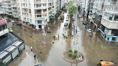 İzmir'de Tsunami Korkusu: "Deniz Kente Giriyor!" Panikle Kaçışanlar Var!