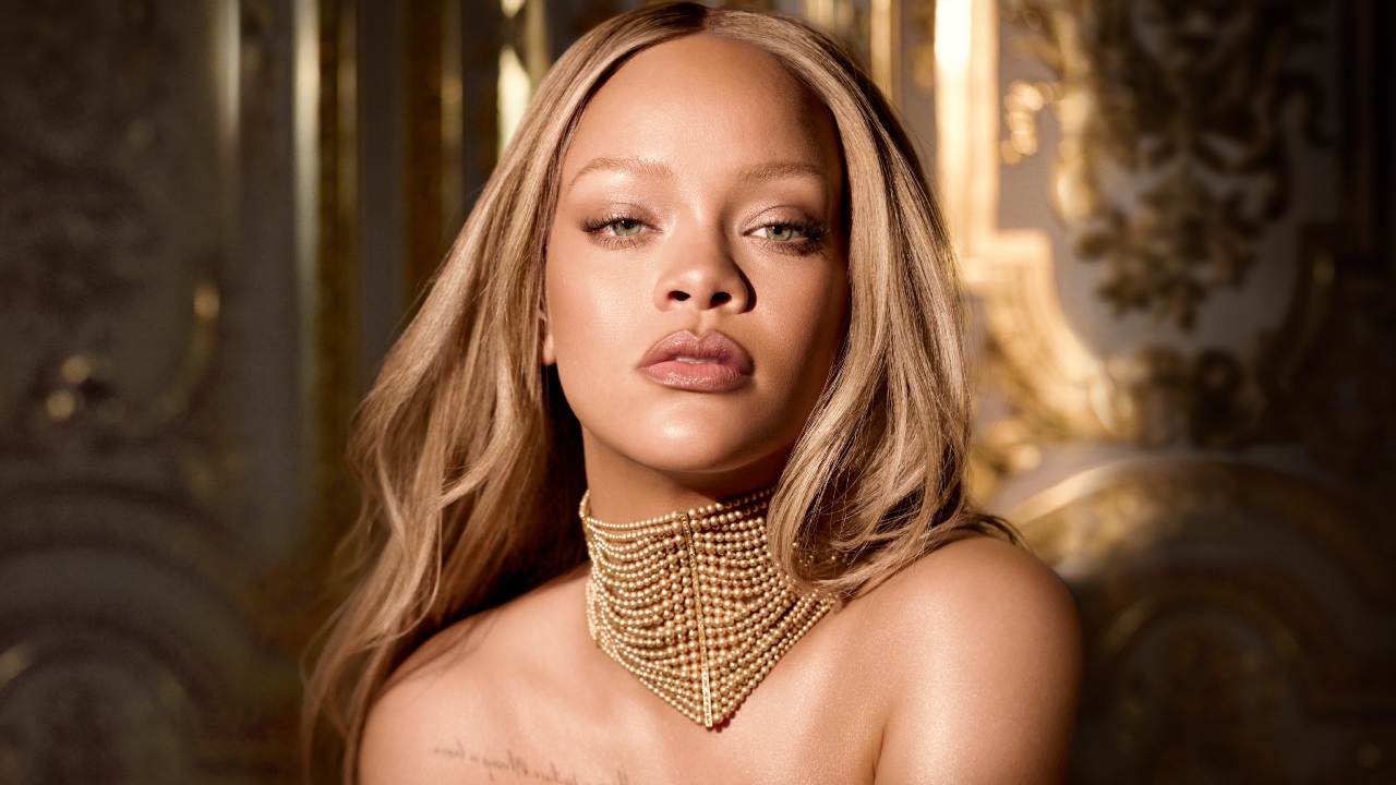 Yeni Markasıyla Sahneye Döndü: Rihanna’dan Aile Boyu Moda Şov!